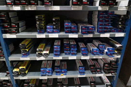1 fag lagerreoler med Div. Vinduesviskere BOSCH