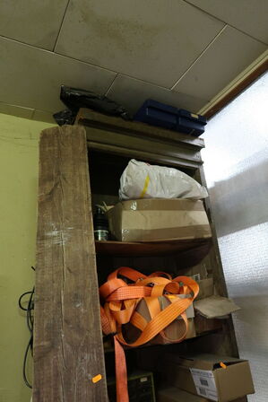 Arbejdsbord, reol samt værktøj