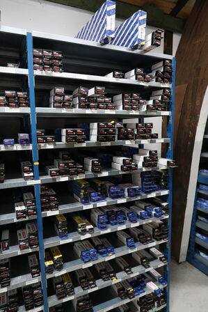 1 fag lagerreoler med Div. Vinduesviskere BOSCH