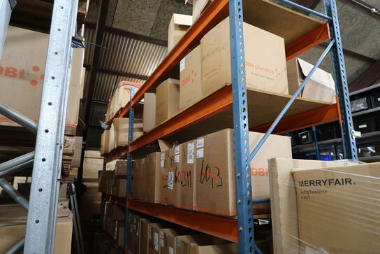 2 fag lagerreoler uden indhold