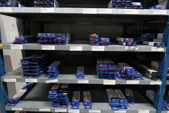 1 fag lagerreoler med Div. Vinduesviskere BOSCH