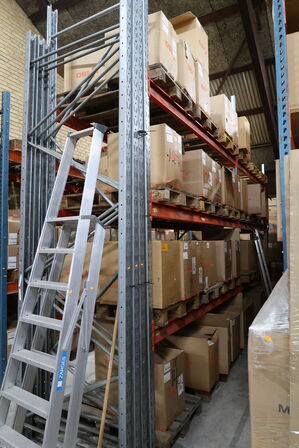 2 fag pallereoler med indhold