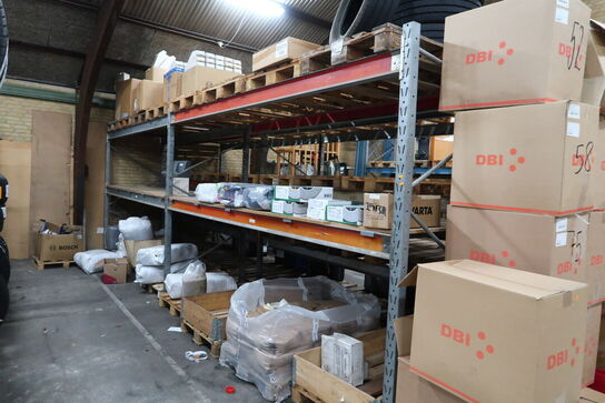 2 fag lagerreoler med indhold