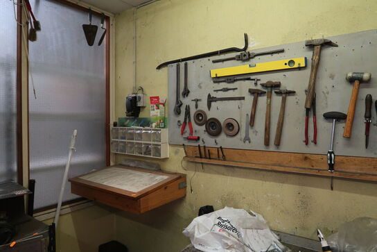 Arbejdsbord, reol samt værktøj