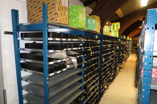 2 fag lagerreoler uden indhold