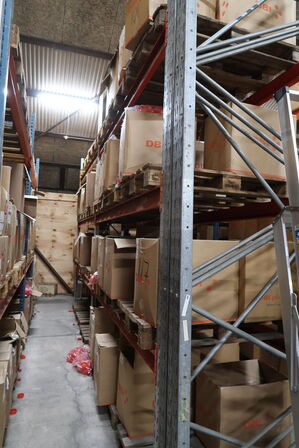 2 fag pallereoler med indhold