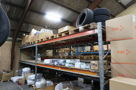 2 fag lagerreoler med indhold