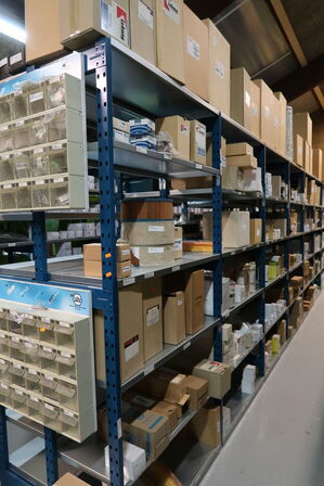 8 fag dobbeltsidet lagerreoler uden indhold