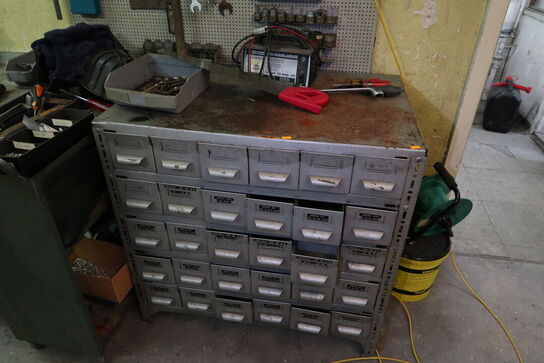 Arbejdsbord, reol samt værktøj