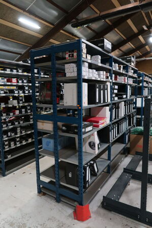 3 fag dobbeltsidet lagerreoler uden indhold