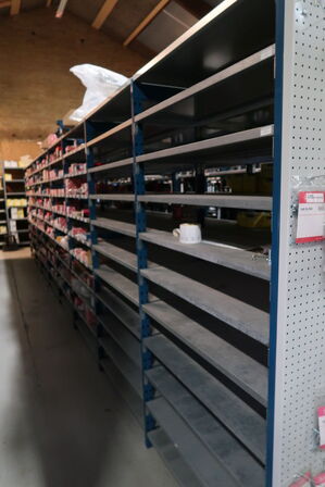 8 fag dobbeltsidet lagerreoler uden indhold