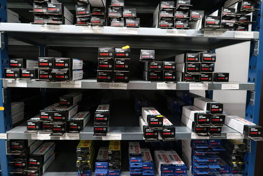 1 fag lagerreoler med Div. Vinduesviskere BOSCH