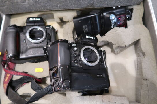 Kuffert med 2 stk. kamera NIKON F4 m. MB-23, 3052380 samt flash