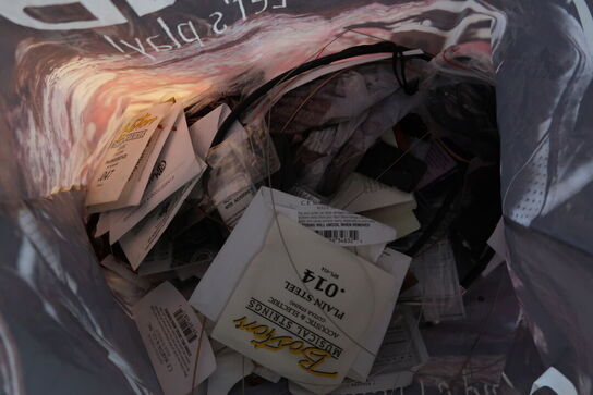 Musikudstyr, højtalerkabler, metronome, strenge m.m.