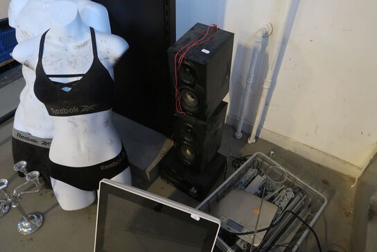 Tøjstativ, mannequiner, musikanlæg m.m.
