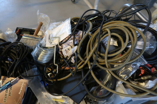 Musikudstyr, højtalerkabler, metronome, strenge m.m.