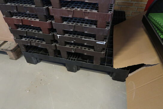 40 stk. plast kvartpaller og 1 stk. plastpalle
