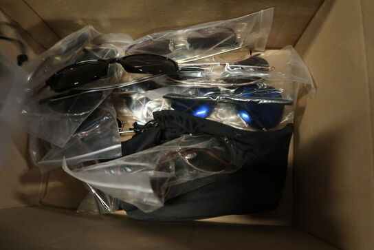 Solbriller og børnejakke