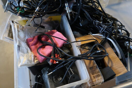 Musikudstyr, højtalerkabler, metronome, strenge m.m.