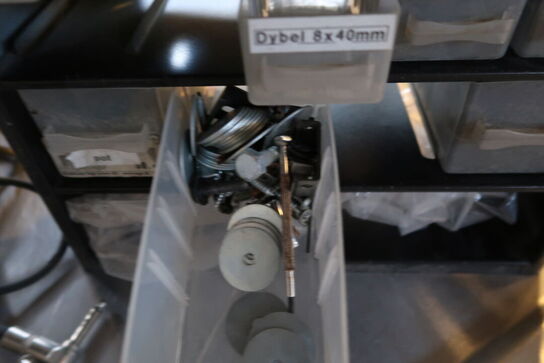 Musikudstyr, højtalerkabler, metronome, strenge m.m.