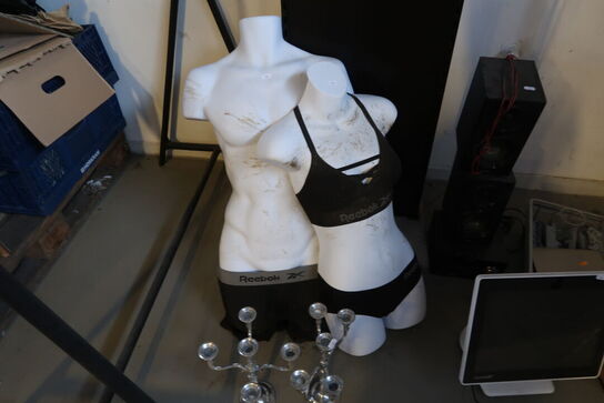 Tøjstativ, mannequiner, musikanlæg m.m.