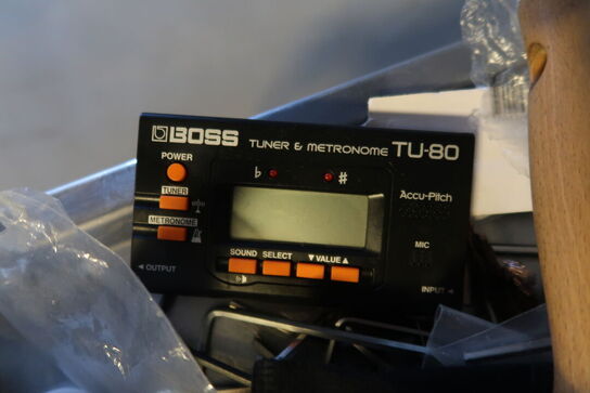 Musikudstyr, højtalerkabler, metronome, strenge m.m.