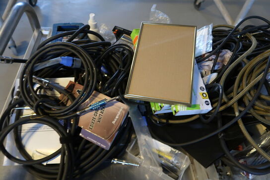 Musikudstyr, højtalerkabler, metronome, strenge m.m.