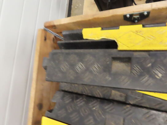 2 paller med Kabelbroer