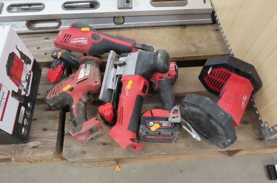 4 stk. Akku-værktøj MILWAUKEE samt arbejdslampe