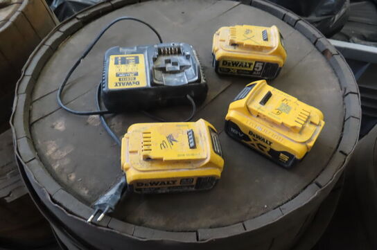 3 stk. Batterier samt lader DEWALT
