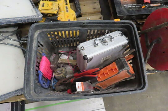 faldsikringssele samt kasse med diverse værktøj