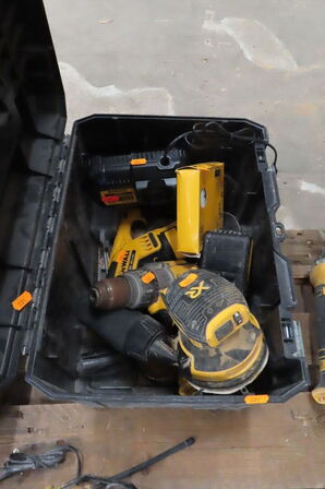 3 stk. Akku-værktæj samt værktøjskasse DEWALT