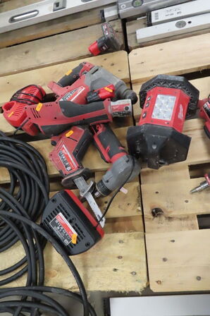 4 stk. Akku-værktøj samt arbejdslampe Milwaukee