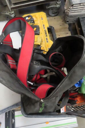 faldsikringssele samt kasse med diverse værktøj
