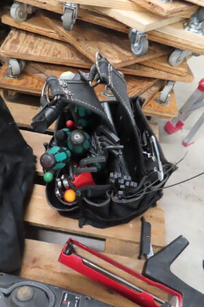 2 stk. værktøjskasser og poser med diverse værktøj