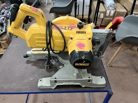 Kap - geringssav DEWALT  DW777