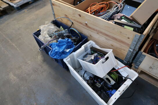 2 stk. paller med varelager/reservedele