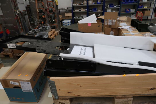 2 stk. paller med varelager/reseverdele