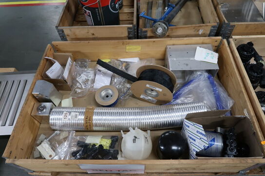 11 stk. paller med varelager og reservedele