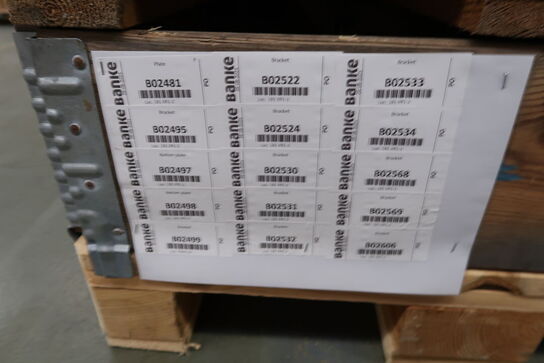 3 stk. paller med varelager/reseverdele