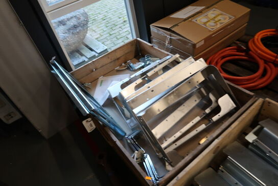 11 stk. paller med varelager og reservedele