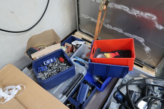 3 stk. paller med varelager/reseverdele