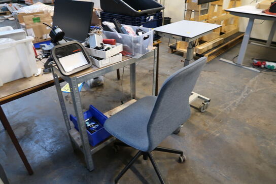 Skrivbord, kontorstol samt div. Varelager og reservedele