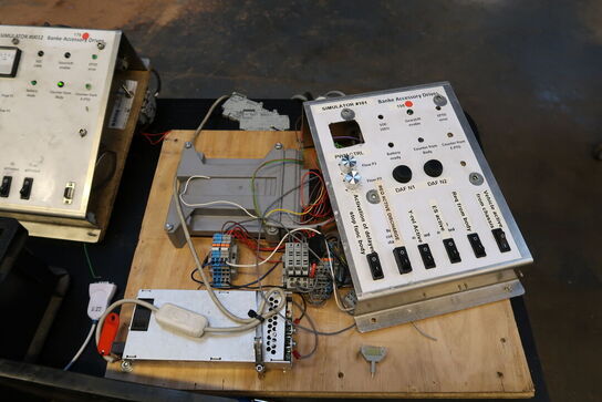 Kontorstol samt skrivebord med div. Varelager og reservedele