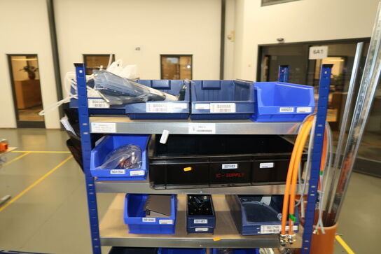 2 stk. lagerreoler med div. Varelager