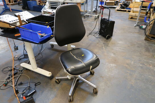 Kontorstol samt skrivebord med div. Varelager og reservedele