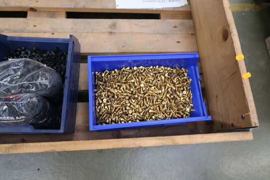 2 stk. paller med varelager/reseverdele