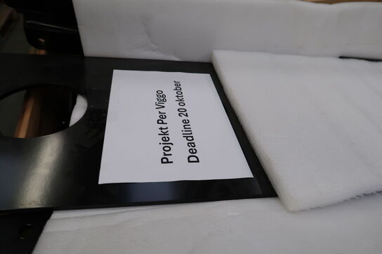 2 stk. paller med varelager/reseverdele