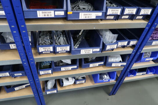 Div. Varelager og værktøj på reoler