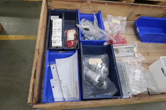 2 stk. paller med varelager/reseverdele